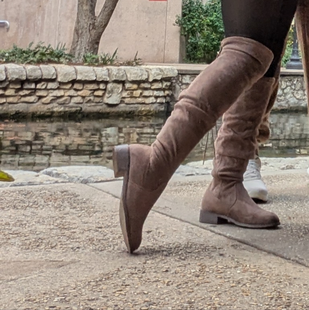 Botas - Picture 2 of 4
